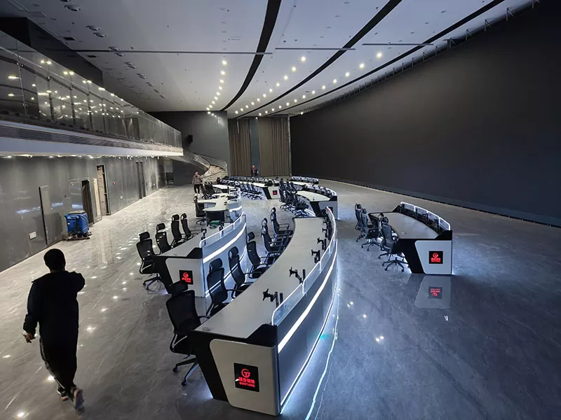 కర్వ్డ్ మానిటరింగ్ కన్సోల్